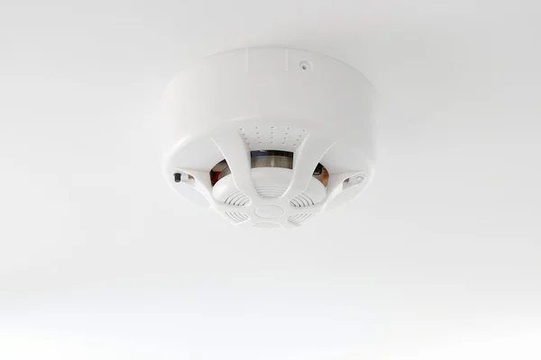 Detector de humo en techo blanco — Foto de Stock