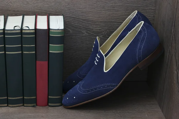 Zapatos de cuero para hombre además de libros — Foto de Stock