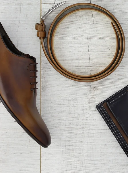 Shoe, belt and wallet on wooden surface — Stock Photo, Image