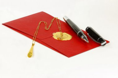 Altın kolye ve kırmızı zarf