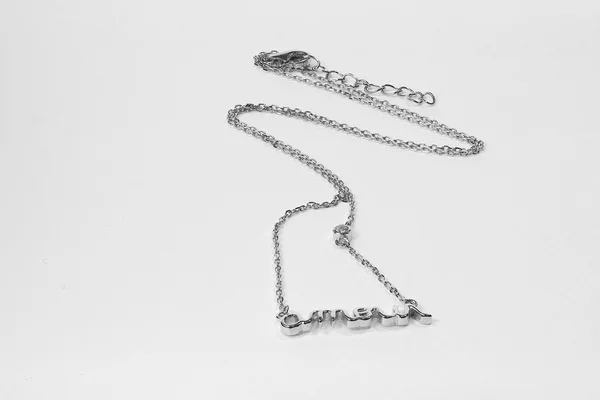 Серебряное ожерелье на белом фоне — стоковое фото