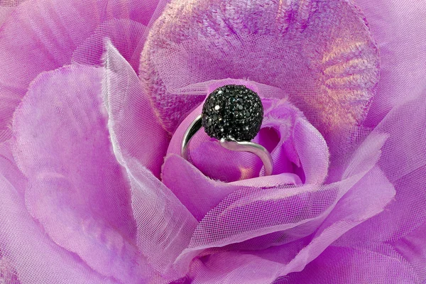Srebrny pierścionek z kamieni cyrkon — Zdjęcie stockowe