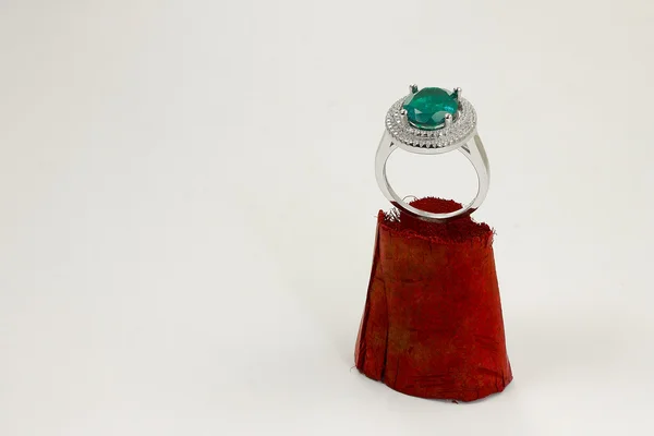 Изумрудное кольцо с бриллиантами — стоковое фото