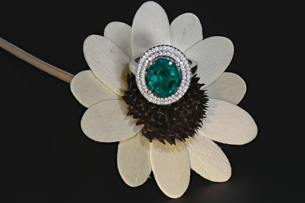 Ξύλινο λουλούδι με διαμαντένιο δαχτυλίδι — Φωτογραφία Αρχείου