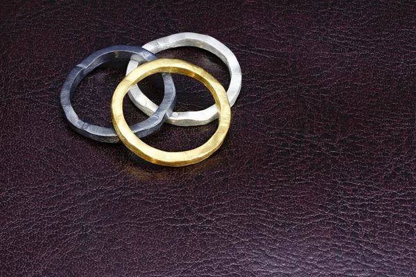 Серебряные и золотые кольца — стоковое фото