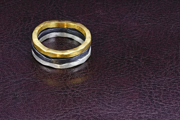 Deri altın ve gümüş yüzük