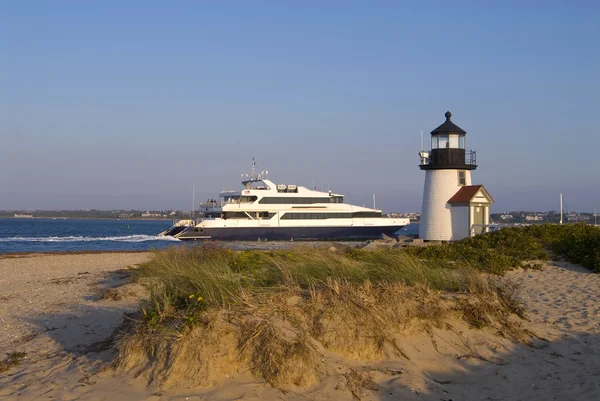 Passes de ferry près du phare sur l'île Nantucket — Photo