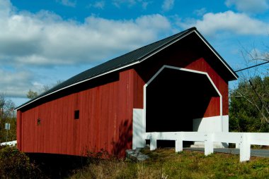 New Hampshire'da kırmızı kapalı köprü.