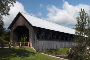New Hampshire'da ahşap kaplı köprü