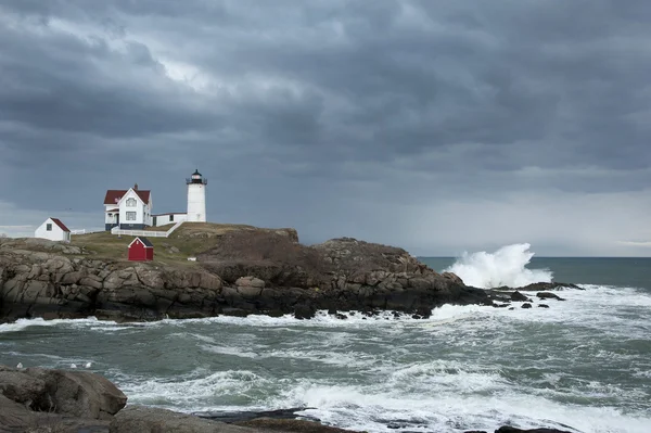 Deniz feneri ile dalgalar çökmesini üzerinde fırtına bulutları — Stok fotoğraf