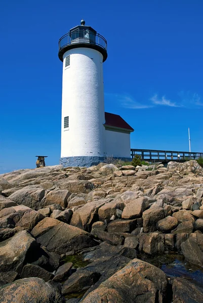 Annisquam farol sobre costa rochosa — Fotografia de Stock