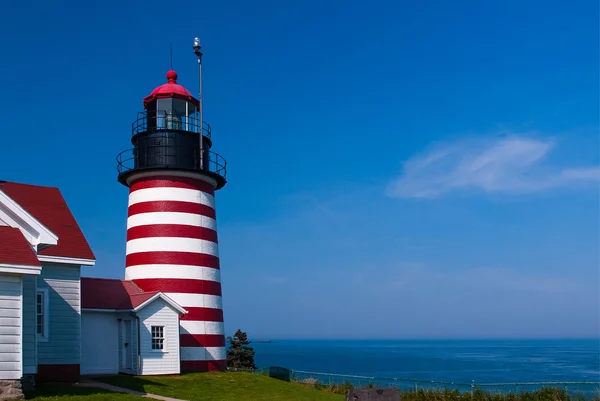 Farol de West Quoddy Head localizado no ponto mais oriental do Maine — Fotografia de Stock