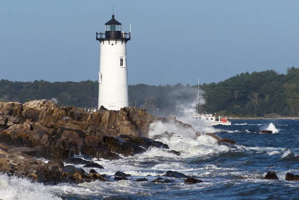 Portsmouth Lighthouse Guiding Fishing Boat in Rough Surf — Stockfoto