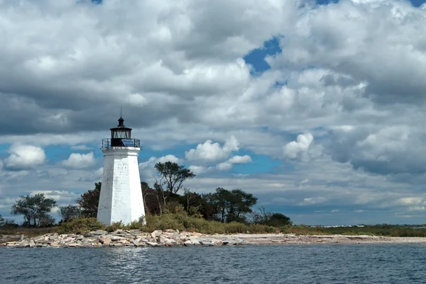 El sol brilla a través de las nubes en el faro Black Rock Harbor en Bridgeport, Connecticut —  Fotos de Stock