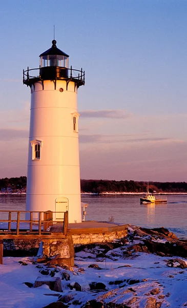 Guias do farol Lagosta barco casa durante o pôr do sol de inverno — Fotografia de Stock