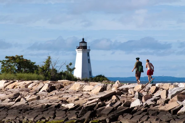 Senderismo a lo largo de Jetty a Black Rock luz en Connecticut —  Fotos de Stock