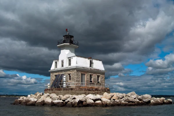 O sol rompe nuvens sobre o farol assombrado Penfield Reef — Fotografia de Stock