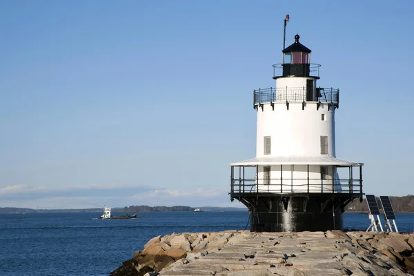 Lighthouse Point jaro provede námořníky do Portland Harbor — Stock fotografie