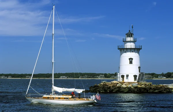 Veleiro passa farol Breakwater Saybrook em Connecticut — Fotografia de Stock