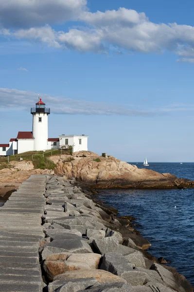 Quebra-mar na frente oriental Point Lighthouse em Massachusetts — Fotografia de Stock