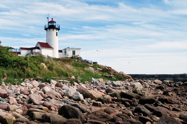 Faro de Gloucester sobre la costa rocosa en Massachusetts — Foto de Stock