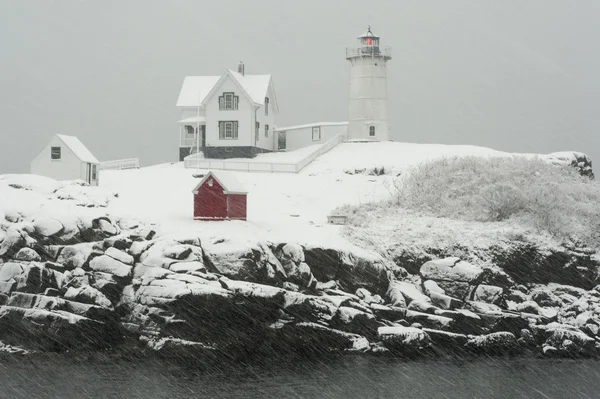 Maine Nubble fyren lyser under snöstorm. — Stockfoto