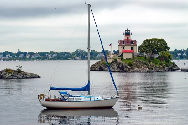 Veleiro ancorado pelo farol em Rhode Island — Fotografia de Stock