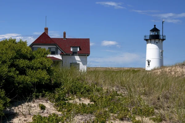 Лето на маяке Race Point в провинции Массачусетс — стоковое фото