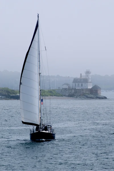 Saliboat pasa por el faro de Rose Island en la niebla —  Fotos de Stock