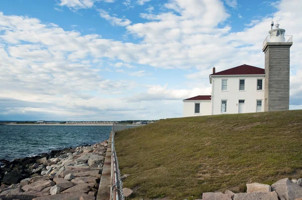 Titta på Hill ljus skyddas av Rock havet väggen i Rhode Island — Stockfoto