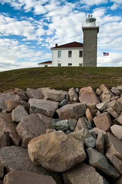 Phare historique protégé par un brise-lames rocheux dans le Rhode Island — Photo