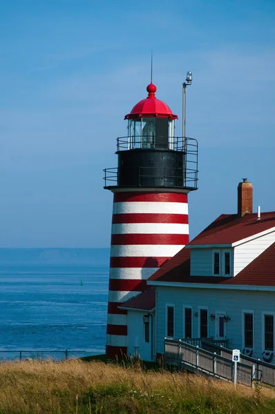 Faro de West Quoddy Head con vistas a la bahía — Foto de Stock