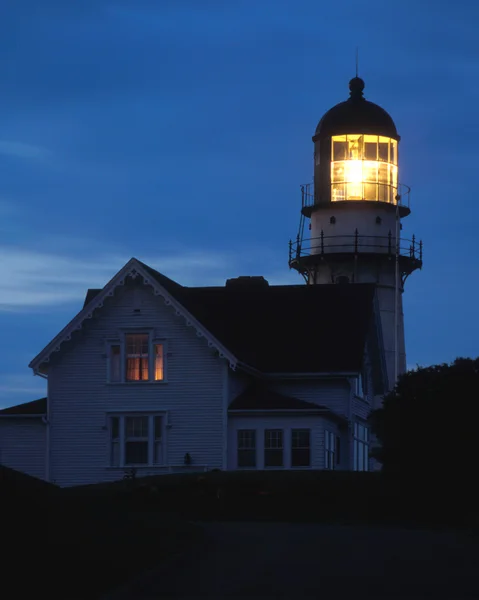 El faro de Cape Elizabeth brilla brillantemente al atardecer en Maine — Foto de Stock