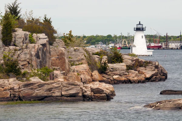 Palmer Island Lighthouse provede Mariners kolem skalnatého Harbor — Stock fotografie