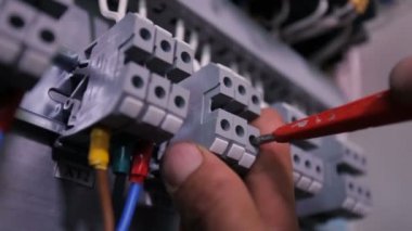 Elektrikçi teller bağlanır