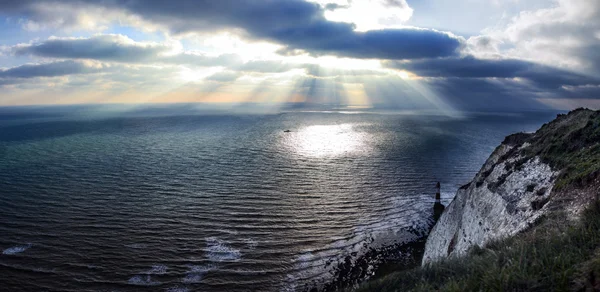 Panorámás kilátással a drámai felhők és a tenger — Stock Fotó