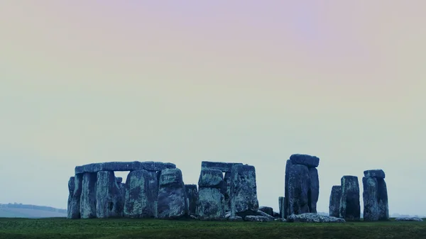 Kış gökyüzüne karşı yakalanan Stonehenge.