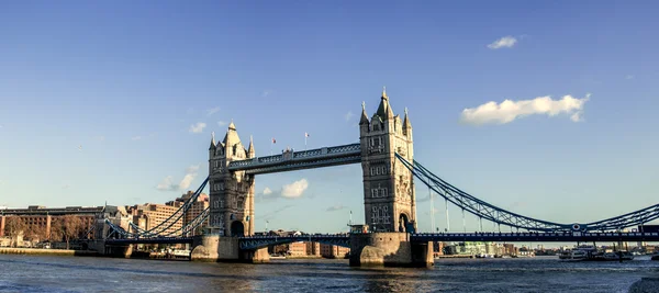 Tower Bridge için panoramik görünüm.