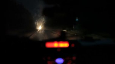 Gece ağır yağmur altında araba sürmek