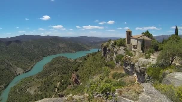 Vista de montanhas, lago e vila medieval — Vídeo de Stock