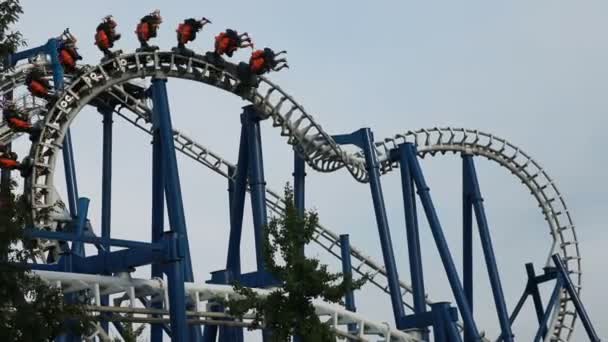 Italie, Castelnuovo del Garda, 24 juillet 2016 - Roller Coaster Ride en forme de coeur sur fond de ciel — Video