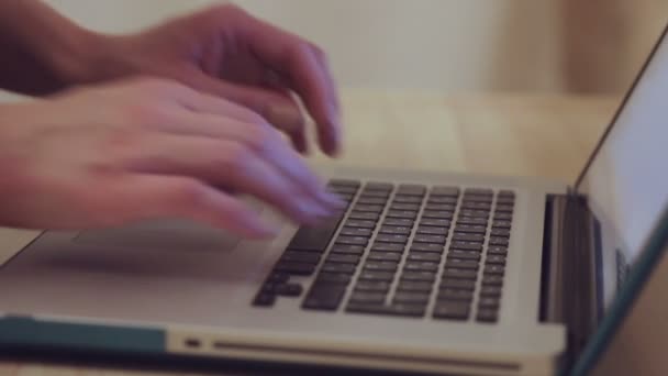 Vrouw te typen op een laptop. Close-up. — Stockvideo