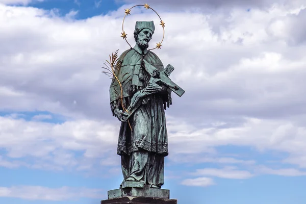 Standbeeld van John Nepomucene over de Karelsbrug in Praag — Stockfoto