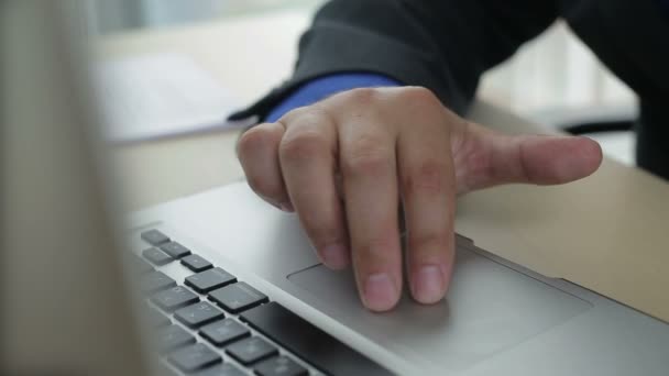 Homme d'affaires utilisant trackpad 