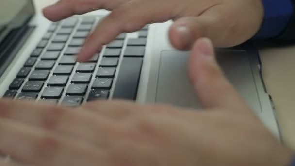 Homme de travail utilisant le clavier portable de l'ordinateur 