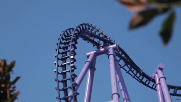 Roller Coaster Ride Sur Fond Ciel Bleu Vif — Video