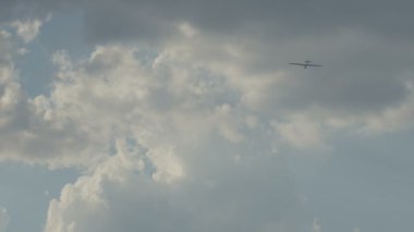 Planör bulutlar arasında havada yüzen ve Rüzgar izler