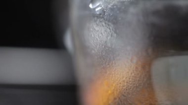 Bir cam fincan sıcak çay damla kaydırma kapatın