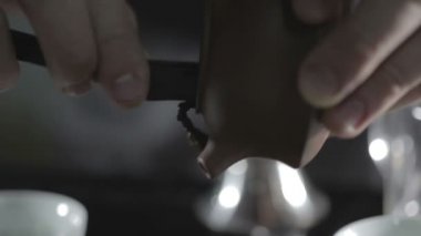 Çay kaldırma çaydanlık yaprakları