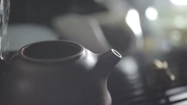 Kil çaydanlık dökülen su